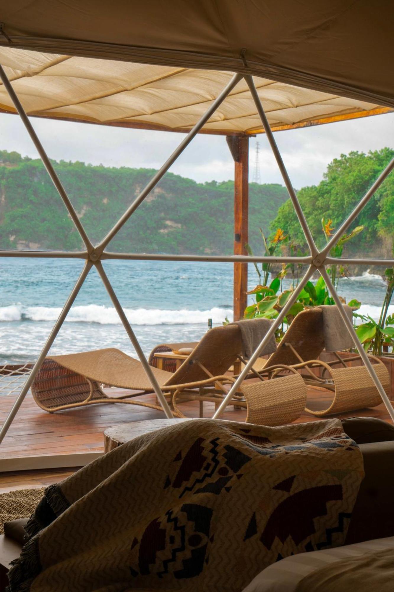 Beachfront Luxury Dome Villas - Gamat Bay Resort Nusa Penida Exterior photo