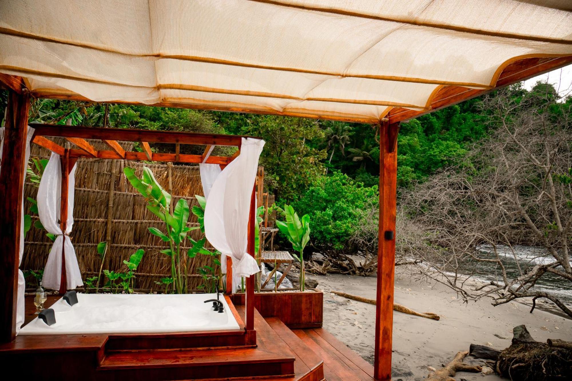 Beachfront Luxury Dome Villas - Gamat Bay Resort Nusa Penida Exterior photo