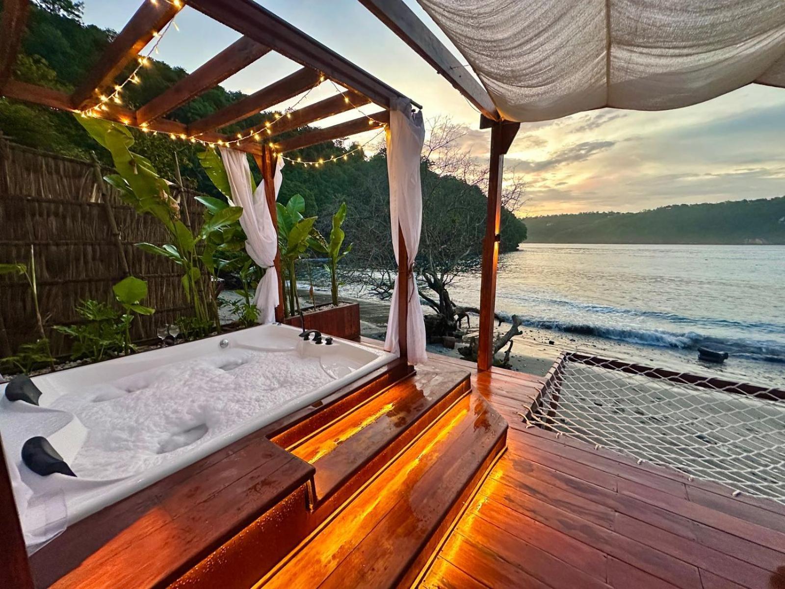 Beachfront Luxury Dome Villas - Gamat Bay Resort Nusa Penida Exterior photo