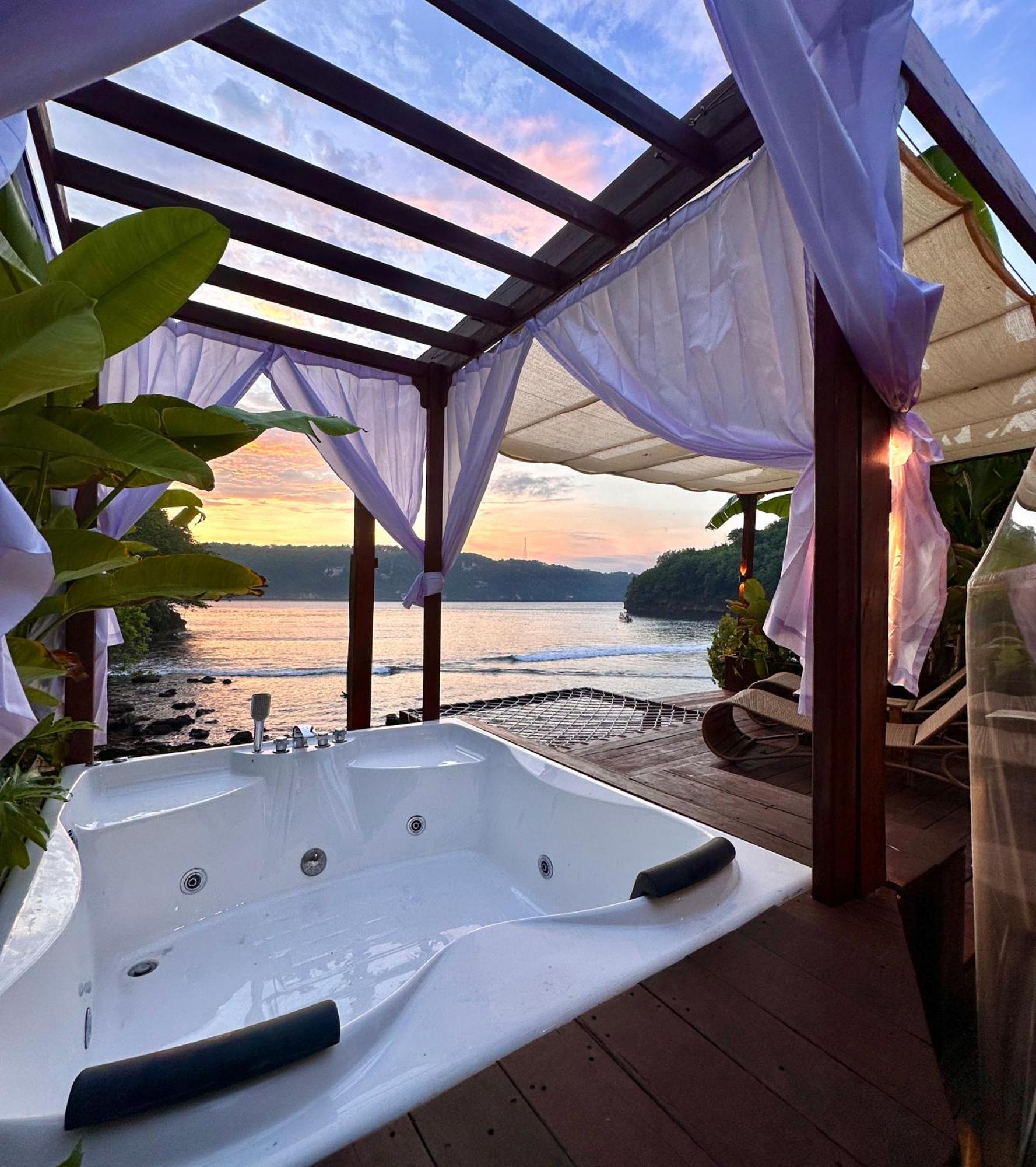 Beachfront Luxury Dome Villas - Gamat Bay Resort Nusa Penida Exterior photo